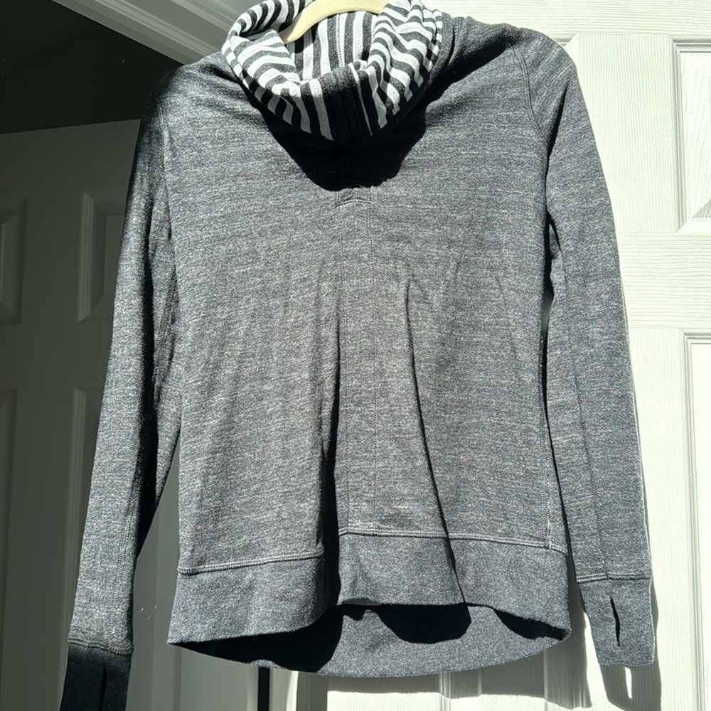Reversible Lululemon pullover - Picture 3 of 5